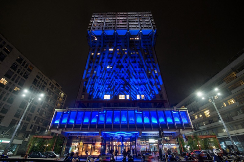 Небоскреб Torre Velasca Blu впечатляет роскошной неоновой подсветкой Torre Velasca Blu