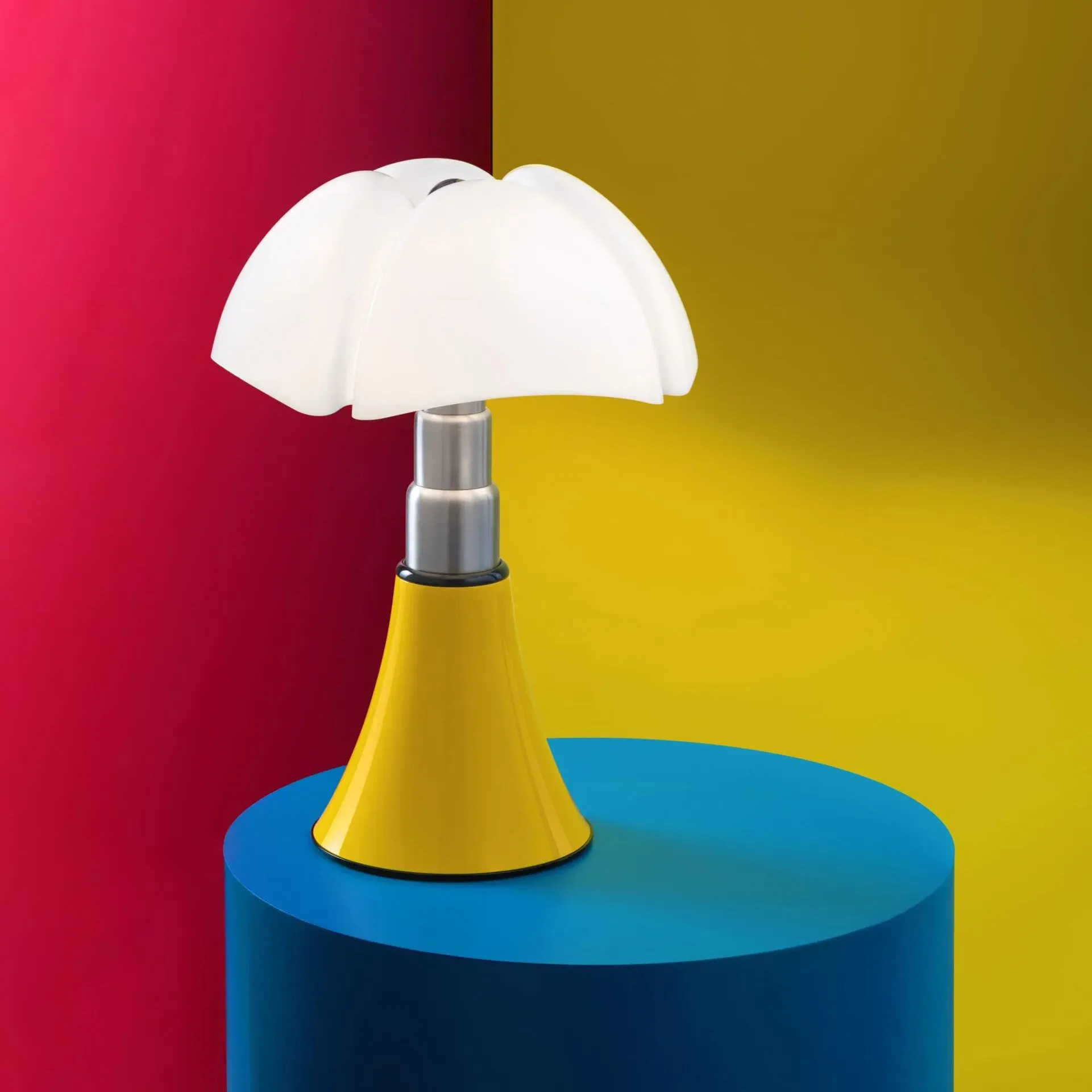 Pipistrello Pop: икона дизайна Гае Ауленти в уникальном жёлтом цвете